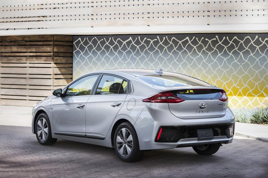  Hyundai IONIQ plug-in hybrid 2017 года  (NA) (фото 4 из 17)
